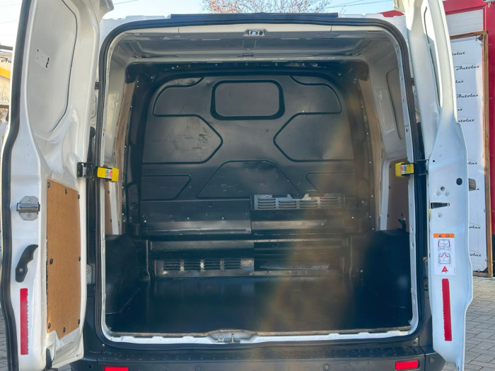 Ford Transit photo 9