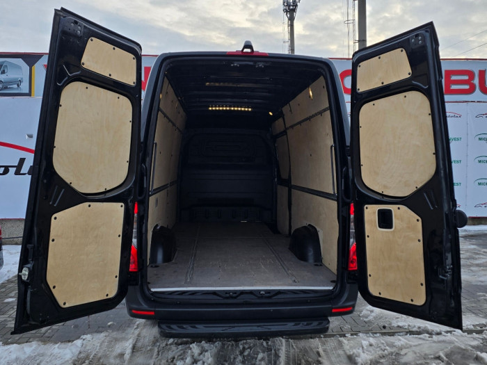 Mercedes Sprinter photo 13