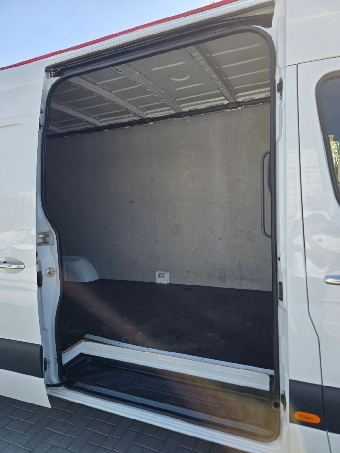 Mercedes Sprinter photo 9