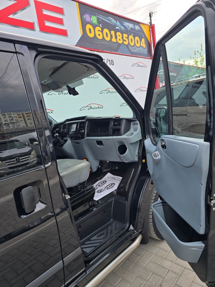 Ford Transit photo 10