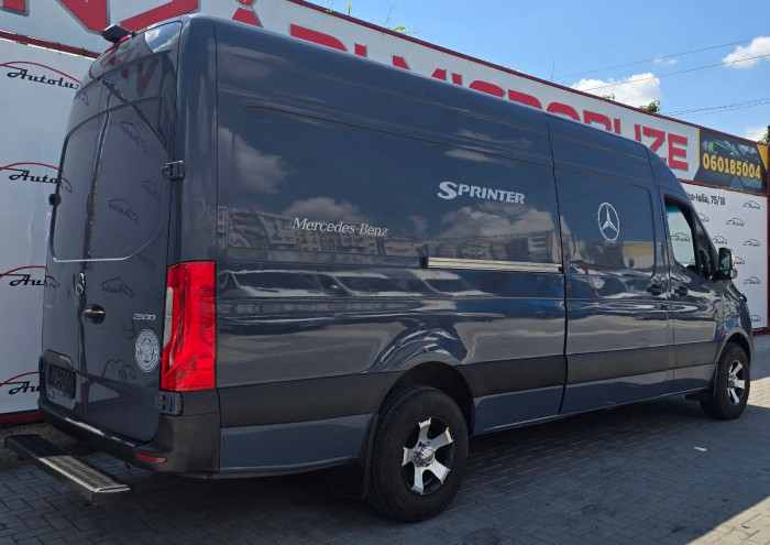 Mercedes Sprinter photo 4