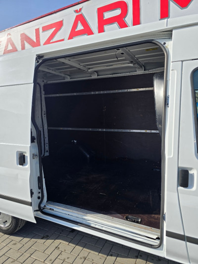 Ford Transit photo 9